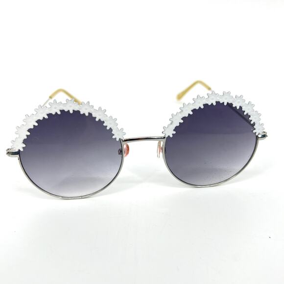 Betsey Johnson White Daisy Flower Child Round Lens Sunglasses - Picture 1 of 8
